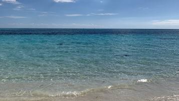 En la playa, camastros y toallas de playa
