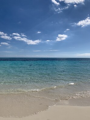 Plage, chaises longues, serviettes de plage