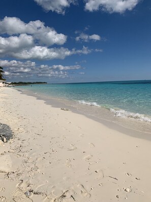Plage, chaises longues, serviettes de plage