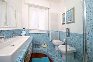 Bruser, hårtørrer, bidet, håndklæder