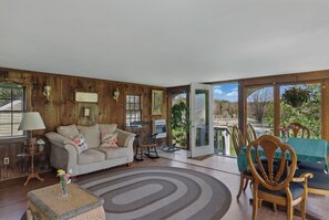 Smart-TV, Tischtennisplatte, Bücher, Drucker