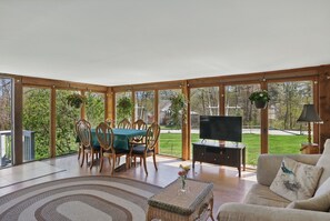 Téléviseur connecté, table de ping-pong, livres, imprimante