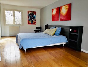 4 عدّة غرف نوم ومكواة/لوح كي وواي فاي وملاءات أسرّة