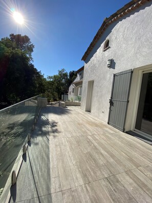 المنطقة المحيطة بالمنشأة