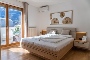 1 bedroom, free WiFi, bed sheets - Merano center penthouse with terrace, garage, bike room and infrared sauna. (Meran)