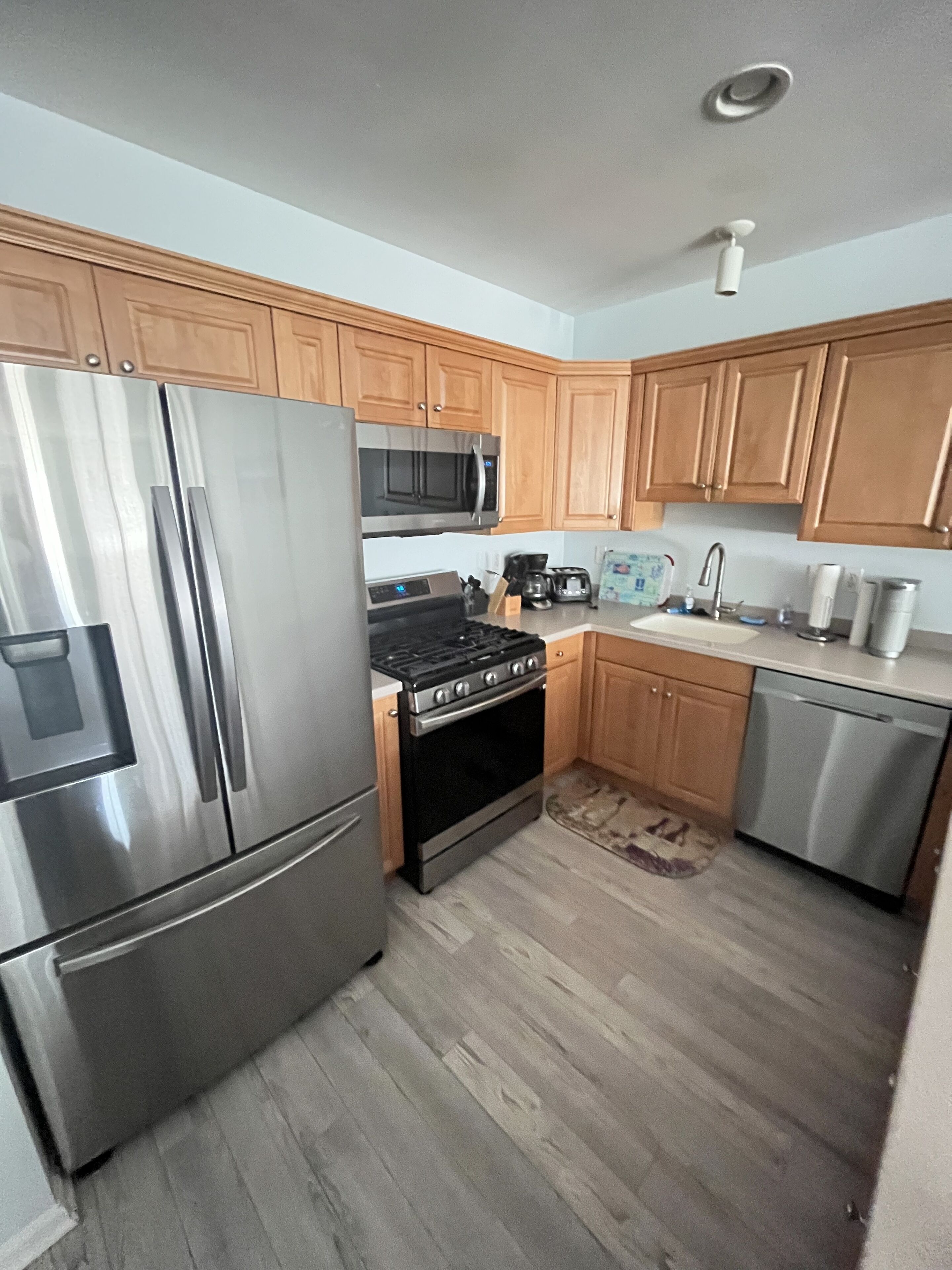 6 bedroom 3.5 newly renovated townhome steps from the boardwalk/beach!
