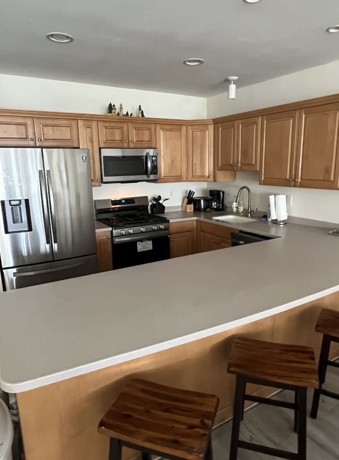 6 bedroom 3.5 newly renovated townhome steps from the boardwalk/beach!