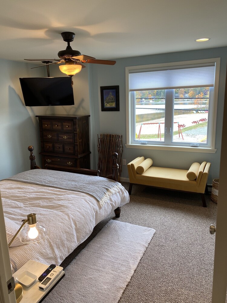 Lakehouse with beautiful setting, public boat launch within walking