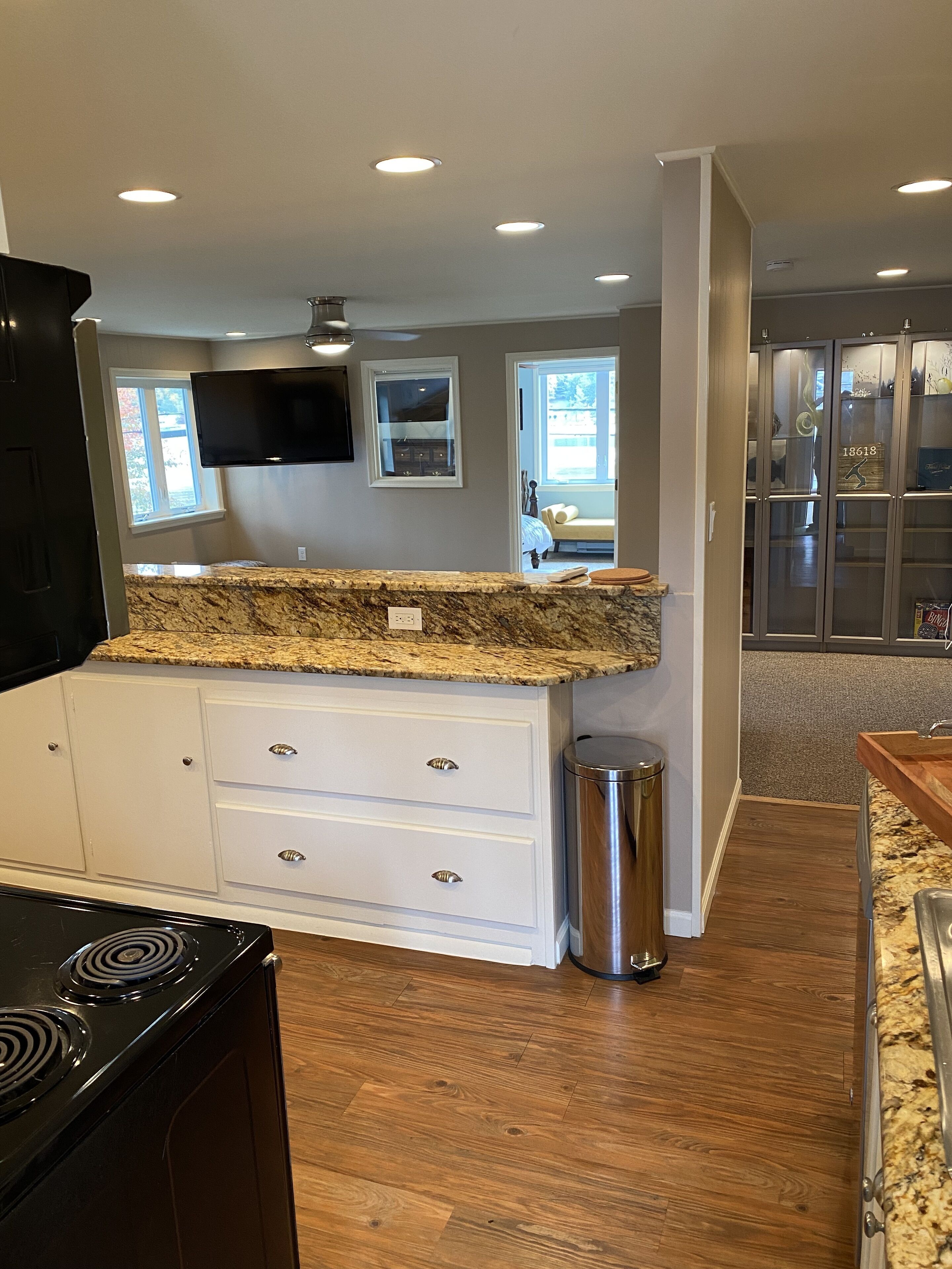 Lakehouse with beautiful setting, public boat launch within walking distance. 