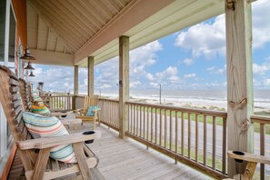 Terrace/patio - A Cool Change: 3  BR, 2  BA House in Gilchrist, Sleeps 8 (Gilchrist)