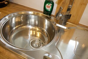 Großer Kühlschrank, Mikrowelle, Ofen, Herdplatte