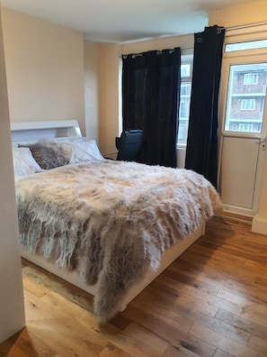 Apartment | 1 bedroom, desk, blackout drapes, iron/ironing board - Umbrella Properties Woolwich London  (London)