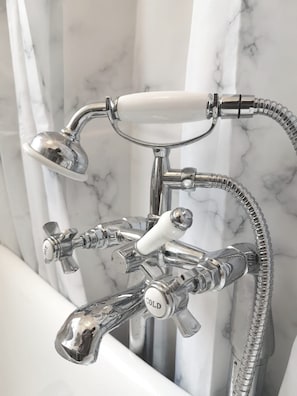 Artículos de higiene personal gratuitos, secador de pelo y toallas