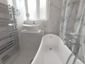 Kostenlose Toilettenartikel, Haartrockner, Handtücher, Toilettenpapier