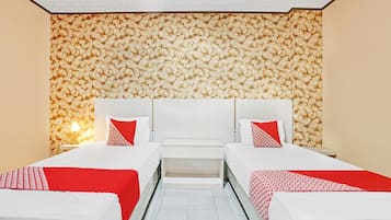 Habitación estándar con 2 camas individuales | Espacio para trabajar con laptop, wifi gratis y ropa de cama