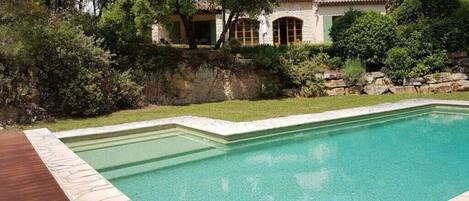 Una piscina al aire libre, una piscina climatizada