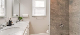 The Cola Gathering Spot | Sleeps 16 | 10 min to DT