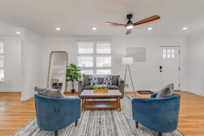 Smart-tv, tv-spel och ett bordtennisbord