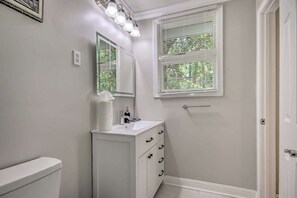 Shower, hair dryer, towels, soap - The Cola Gathering Spot | Sleeps 16 | 10 min to DT (Columbia)