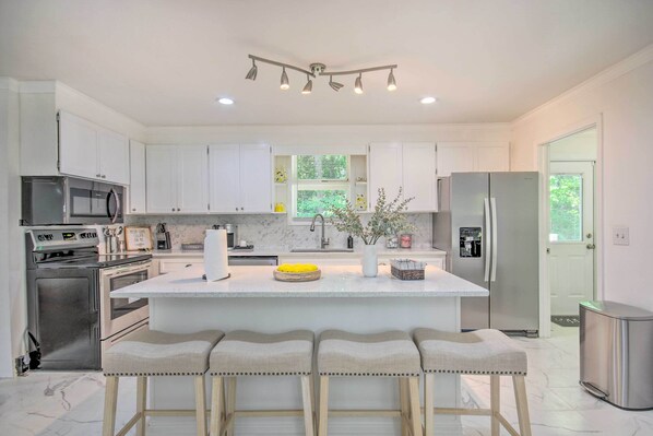 Kjøleskap, mikrobølgeovn, ovn og kokeplater