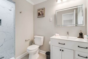 Shower, hair dryer, towels, soap - The Cola Gathering Spot | Sleeps 16 | 10 min to DT (Columbia)