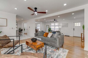Smart TV, fireplace, video games, ping pong - The Cola Gathering Spot | Sleeps 16 | 10 min to DT (Columbia)