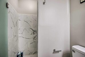 Shower, hair dryer, towels, soap - The Cola Gathering Spot | Sleeps 16 | 10 min to DT (Columbia)