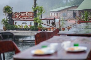 Dining - River Kwai Jungle View (Sai Yok)