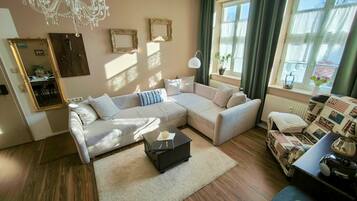 Een smart-tv, een open haard, boeken en een stereo