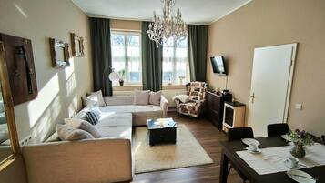 Een smart-tv, een open haard, boeken en een stereo