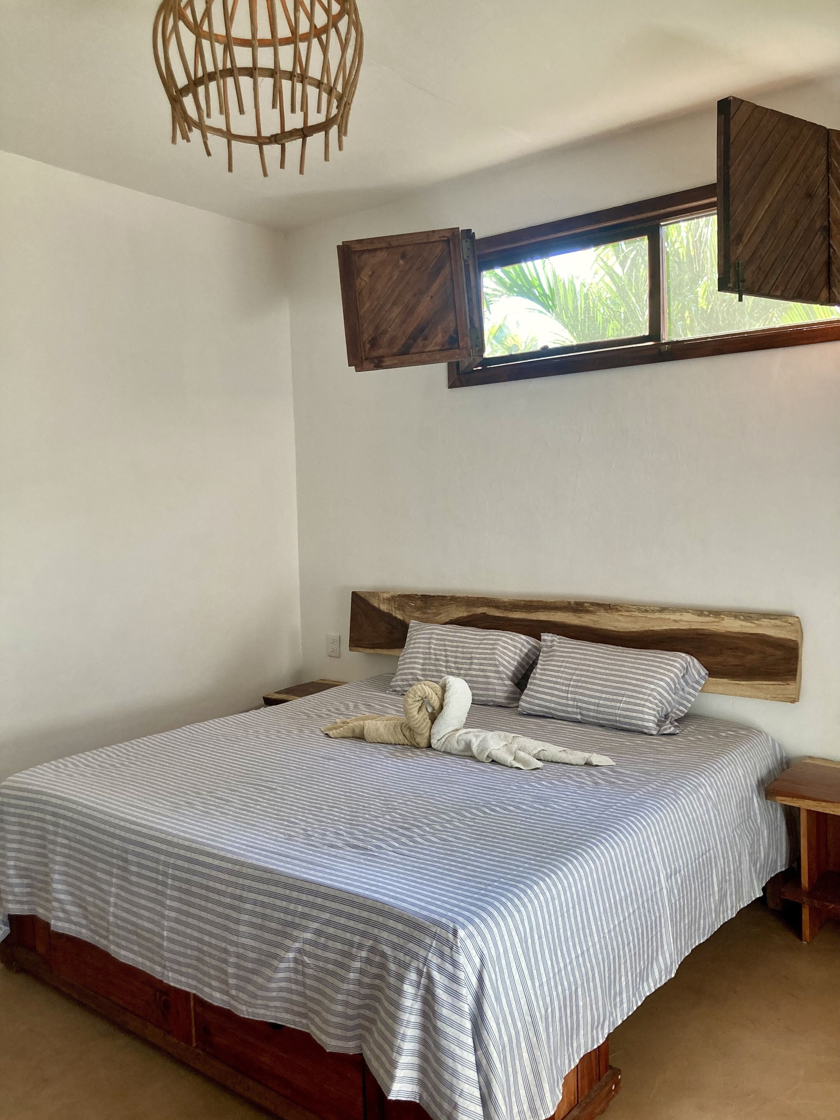 Entire home in centre of Zipolite- 8 guests! With Starlink! 2 minutes from beach
