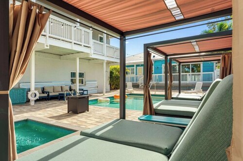 Key West Style Cottage - with pool/hot-tub 