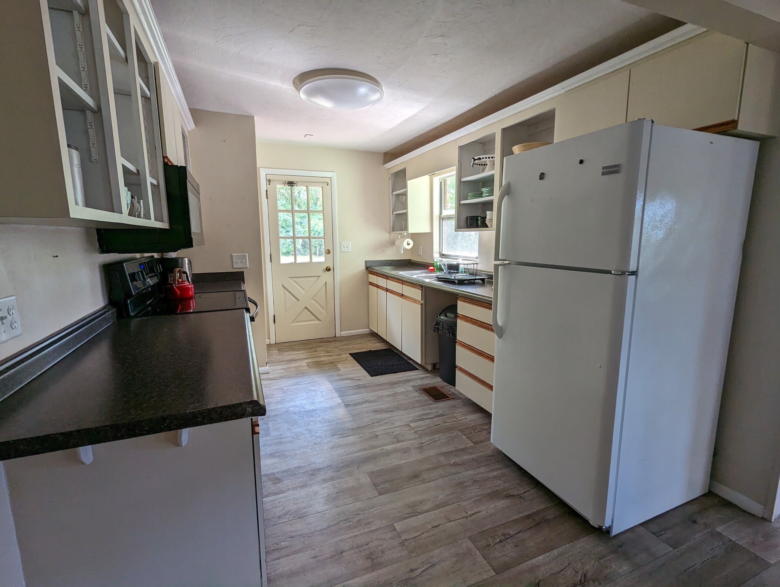 Serene Lake House: Nightlife & Wildlife Nearby