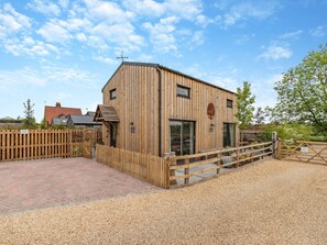 Exterior - 3 bedroom accommodation in Church Broughton, near Derby (Church Broughton, near Derby)