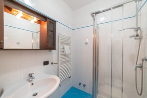 Doccia, vasca idromassaggio, asciugacapelli, bidet