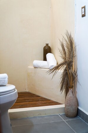 Familienapartment | Badezimmer | Dusche, Handtücher, Seife, Shampoo