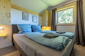 6 bedrooms, travel cot, WiFi, bed sheets