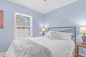 2 habitaciones, escritorio, tabla de planchar con plancha y wifi gratis 