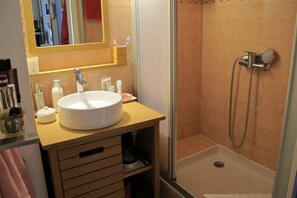 Bathtub, hair dryer