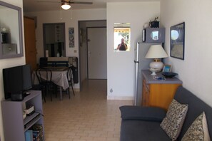 TV - Beau studio cabine en rez de jardin dans résidence (AGAY)