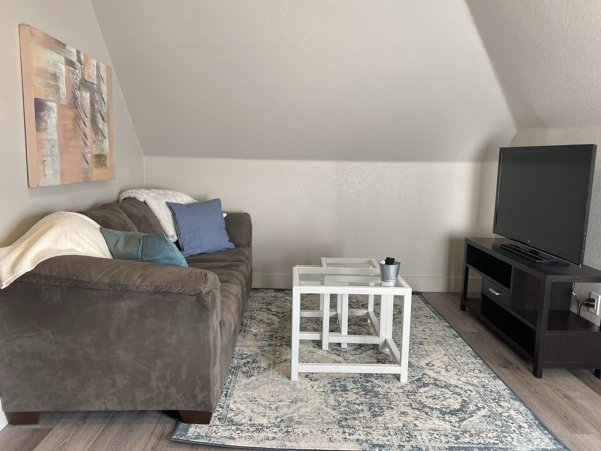 S Broadway 2 bed getaway w Parking - 98 walk score