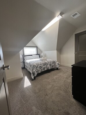 2 bedrooms, WiFi, bed sheets - S Broadway 2 bed getaway w Parking - 98 walk score (Denver)