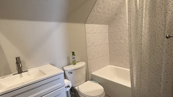 Secador de pelo, toallas, jabón, shampoo