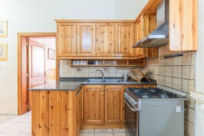 Fridge, oven, stovetop, coffee/tea maker