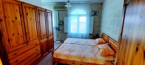 3 habitaciones, tabla de planchar con plancha y cuna de viaje 