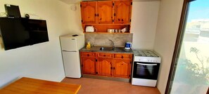 Refrigerador, horno, parrilla de estufa y cafetera y tetera 