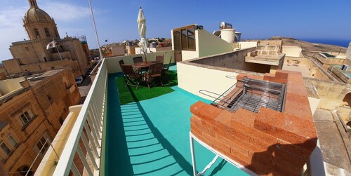 Townhouse, roof bbq area with views, AC, Wi-Fi