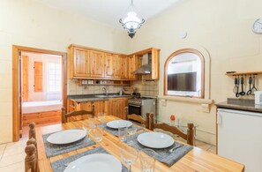 Fridge, oven, stovetop, coffee/tea maker