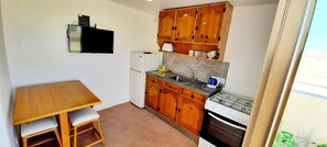 Refrigerador, horno, parrilla de estufa y cafetera y tetera 