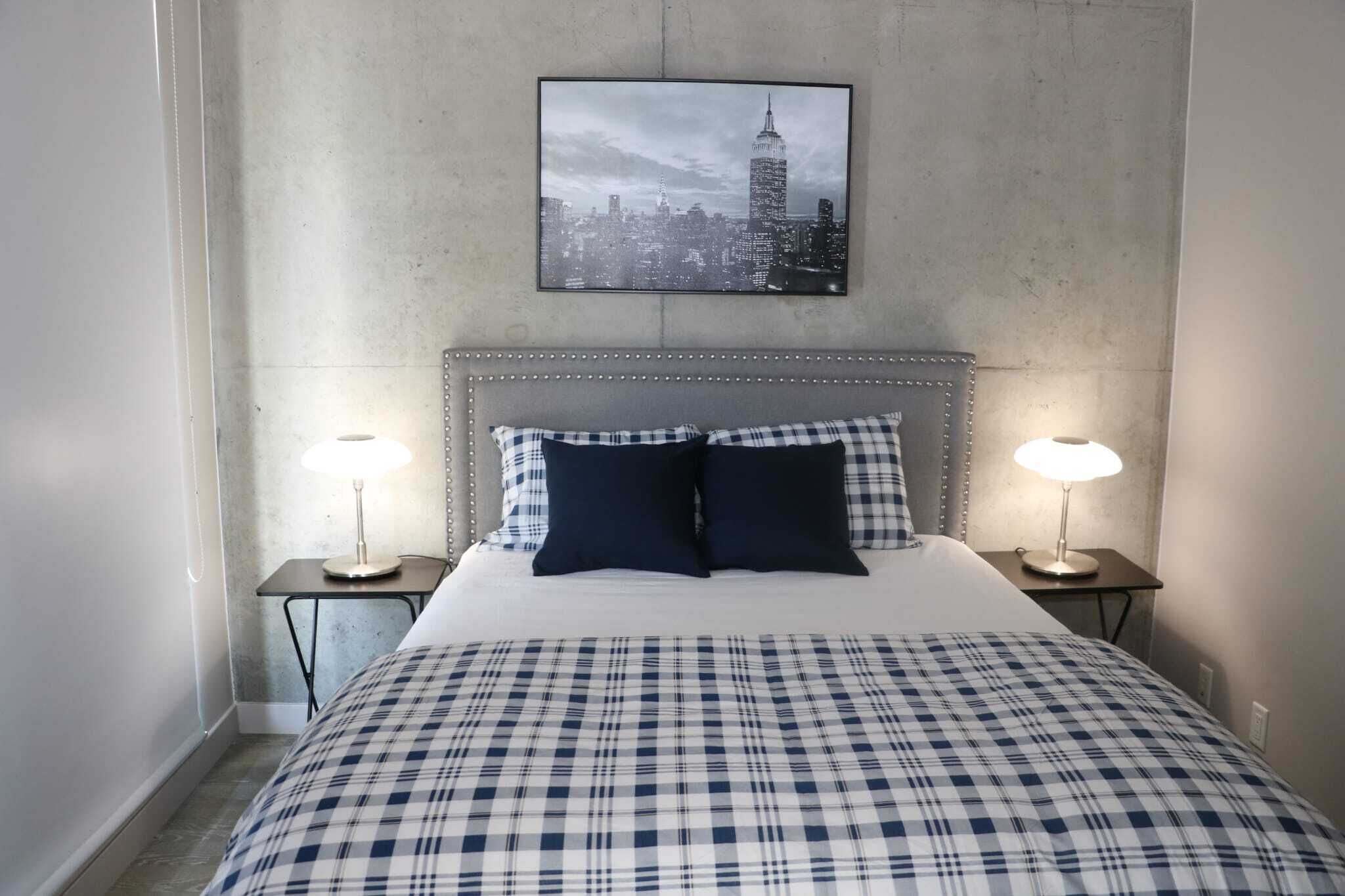 Lovely Downtown 2 bedroom with Pool and Gym